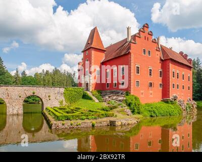 Renaissance-Schloss Cervena Lhota in Südböhmen, Tschechische Republik. Idyllische und malerische Märchenburg auf der kleinen Insel spiegelt sich im romantischen See wider. Stockfoto