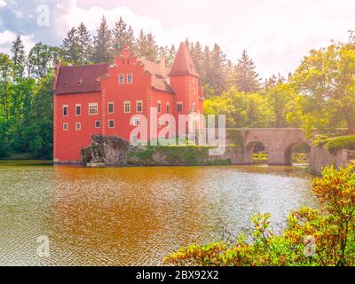 Renaissance-Schloss Cervena Lhota in Südböhmen, Tschechische Republik. Idyllische und malerische Märchenburg auf der kleinen Insel spiegelt sich im romantischen See wider. Stockfoto