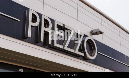 New Brighton, UK: 3. Juni 2020: Eine allgemeine Ansicht des Firmenlogos und der Beschilderung für ein Prezzo Restaurant Stockfoto