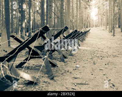 Eiserne Panzerabwehrsperre aus dem Zweiten Weltkrieg Retro-Sepia-Stil Bild. Stockfoto