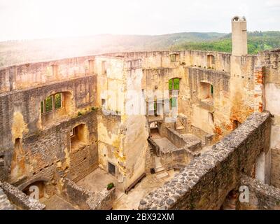 Burgruinen Landstejn. Blick auf die zerstörten Mauern vom Burgturm. Stockfoto