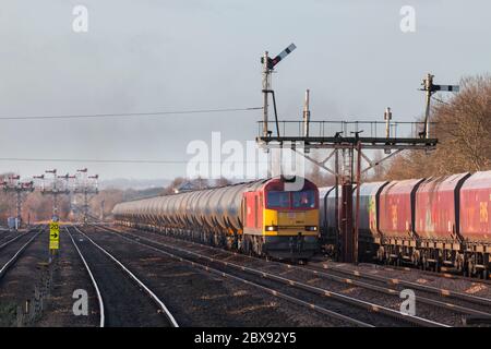 DB Cargo Rail UK Klasse 60 Lokomotive 60015 Schleppen eines Güterzuges Güterzug von Öltanks vorbei an der großen Semaphore Bracket Signal bei Barnetby, Stockfoto