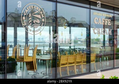 New Brighton, UK: 3. Juni 2020: Eine Caffe Cream Eisdiele und Cafeteria sind wegen der COVID-19 Pandemie vorübergehend geschlossen Stockfoto