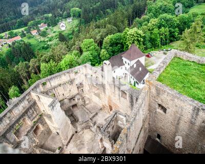 Burgruinen Landstejn. Blick auf die zerstörten Mauern vom Burgturm. Stockfoto