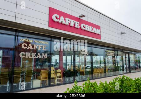 New Brighton, UK: 3. Juni 2020: Eine Caffe Cream Eisdiele und Cafeteria sind wegen der COVID-19 Pandemie vorübergehend geschlossen Stockfoto