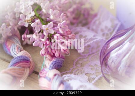 Happy Mothers Tag oder Hochzeit Konzept. Lila Blüten, violettes Glas und Band. Stilvolle Grußkarte mit Blumenmuster Stockfoto