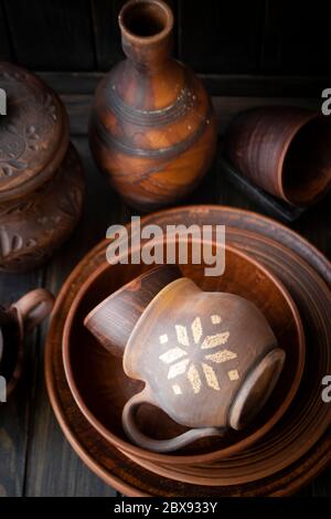 Sammlung von Keramik-Keramik, lokale Handwerkswaren aus Weißrussland. Rustikale Keramikplatten und Tassen. Traditionelles Muster Stockfoto