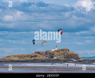 Firth of Forth, Schottland, Großbritannien, 6. Juni 2020. UK Wetter: Eine Gruppe von Kitesurfern kehren nach Lockdown Lockdown Lockerung einige Outdoor-Sportarten ermöglicht. Nach einem langweiligen Start an einem stürmischen Tag kam die Sonne heraus, um genau die richtigen Bedingungen vor der Küste neben Fidra Island in Broadsands Bay zu schaffen Stockfoto