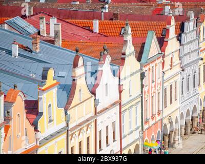 Luftaufnahme von bunten Giebeln und Dächern von Renaissance-Häusern in Telc, Tschechische Republik. UNESCO-Weltkulturerbe. Stockfoto