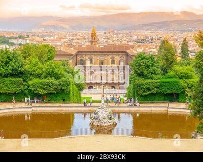 Neptun Brunnen und Palazzo Pitti in Boboli Gärten, Florenz, Italien. Stockfoto