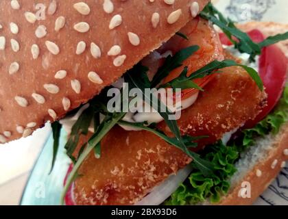 Frisch schmelzender Burger, fertig zum Essen. Appetitlich Nahaufsteher Burger. Nahaufnahme. Stockfoto