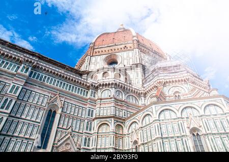 Detailansicht von Florenz Catherdal, Cattedrale di Santa Maria del Fiore oder Il Duomo di Firenze, mit ornamentalen Mosaiken, Firenze, Toskana, Italien. Stockfoto