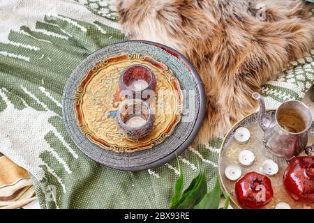 Vintage Stillleben, Tee trinken auf Kissen Stockfoto