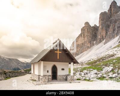 Kleine Bergkapelle, Cappella degli Alpini, in Tre Cime di Lavaredo, Dolomiten, Italien. Stockfoto