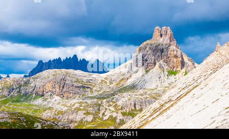 Tre Cime Hut, aka Dreizinnenhutte oder Rifugion Antonio Locatelli mit Torre di Toblin, aka Toblinge Knoten, im Hintergrund Dolomiten, Italien. Stockfoto