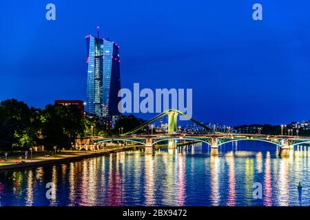 Schöne Aussicht auf Frankfurt am Main (europäische Finanzzentrum Stadt), Downtown Skyline Stadtbild mit EZB-Zentralbank, Brücke in der Dämmerung blau hou Stockfoto