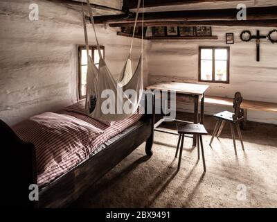 Vintage Zimmer mit Bett, Tisch und Stühlen in alten ländlichen Haus. Bild im Sepia-Stil. Stockfoto