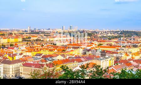 Prager Stadtbild. Skyline mit modernem Gebäude von Pankrac. Sonniger Sommertag, Praha, Tschechische Republik. Stockfoto