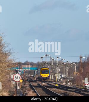 Erste TransPennine Express Bombardier-Züge der Klasse 170 Turbostar fahren an der Wrawby Junction, Lincolnshire und den Semaphore-Bracket-Signalen vorbei Stockfoto