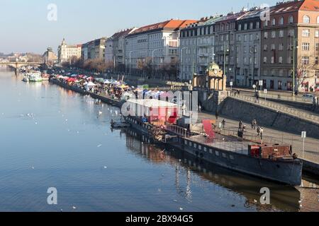 PRAG, TSCHECHISCHE REPUBLIK - 8. FEBRUAR 2020: Frachtschiff am Ufer der Naplavka Stockfoto