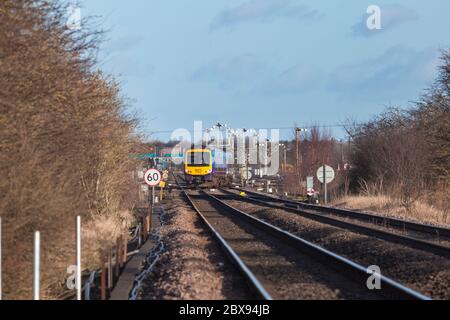 Erste TransPennine Express Bombardier-Züge der Klasse 170 Turbostar fahren an der Wrawby Junction, Lincolnshire und den Semaphore-Bracket-Signalen vorbei Stockfoto