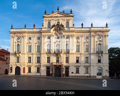 Erzbischöflicher Palast am Hradcany-Platz in der Nähe der Prager Burg, Prag, Tschechische Republik. Stockfoto