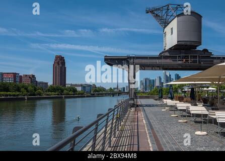 Alte Kran und Restaurant in Osthafen am Mainufer in Frankfurt, Deutschland Stockfoto