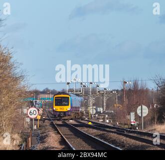 Erste TransPennine Express Bombardier-Züge der Klasse 170 Turbostar fahren an der Wrawby Junction, Lincolnshire und den Semaphore-Bracket-Signalen vorbei Stockfoto