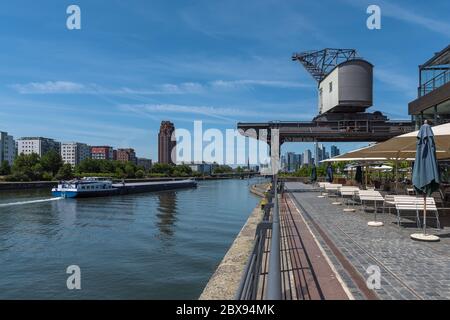 Alte Kran und Restaurant in Osthafen am Mainufer in Frankfurt, Deutschland Stockfoto