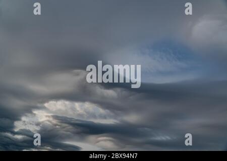 Dunkle ominöse graue Sturmwolken. Stockfoto