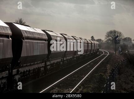 Block Merry gehen rund Kohle Zug von Freightliner Schwertransport durch Wrawby Kreuzung, Lincolnshire, Großbritannien betrieben Stockfoto