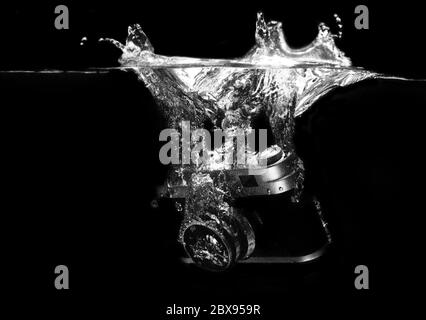 Fine Art Schwarz-Weiß-Bild einer Vintage Russian Fed Entfernungsmesser Kamera, die ins Wasser gestürzt wird Stockfoto