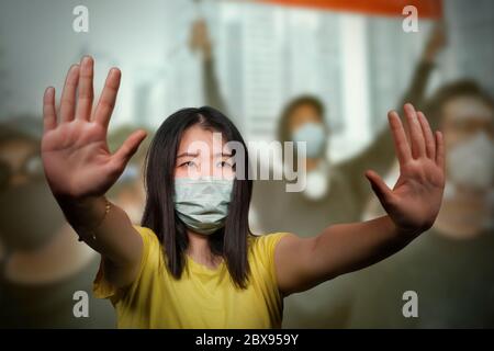 Junge schöne pazifistische asiatische Frau wütend und empört protestieren auf der Straße Demonstration gegen China Missbrauch für Freiheit und Menschenrechte s stehen Stockfoto