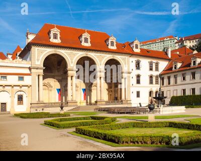 Wallenstein Palast, der Sitz des Senats der Tschechischen Republik, an sonnigen Tagen. Blick vom Wallenstein Garten, Kleinseite, Prag, Tschechische Republik Stockfoto