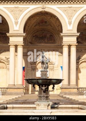 Venusbrunnen mit Amor und einem Delfin im Palais Wallenstein, Sitz des Senats der Tschechischen Republik, Kleinseite, Prag, Tschechische Republik. Stockfoto