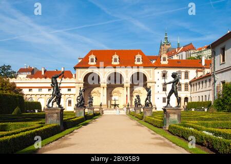 Wallenstein Palast, der Sitz des Senats der Tschechischen Republik, an sonnigen Tagen. Blick vom Wallenstein Garten, Kleinseite, Prag, Tschechische Republik Stockfoto