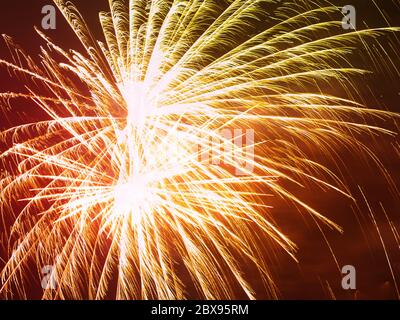 Buntes Feuerwerk am Nachthimmel. Frohes neues Jahr Feier abstrackt Hintergrund. Stockfoto