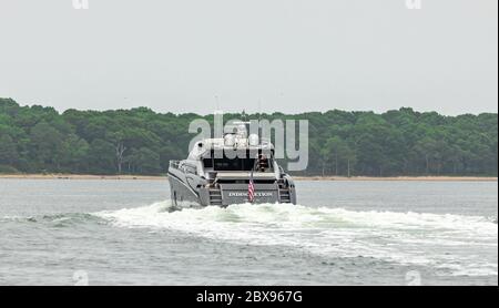 Große Riva Motoryacht, Indiscretion, direkt neben Shelter Island, NY Stockfoto