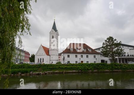 Leonhardi Kirche an der Amper in der bayerischen Stadt Fürstenfeldbruck an bewölktem Tag Stockfoto