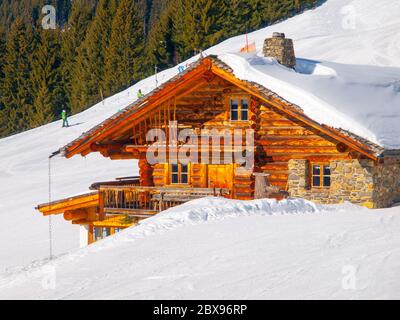 Traditionelle Holzhütte an sonnigen Wintertagen. Alpen, Europa. Stockfoto