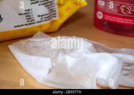 Antibakterielle, feuchte Mehrzweckwischtücher zur Reinigung eines Counter Top Stockfoto