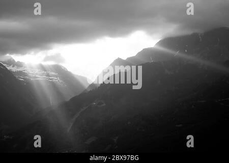 Italienische Alpen rund um die Stadt Meran, Südtirol, Italien. Schwarzweiß, Graustufenfotografie. Stockfoto