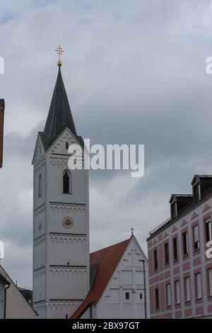 Leonhardi Kirche an der Amper in der bayerischen Stadt Fürstenfeldbruck an bewölktem Tag Stockfoto