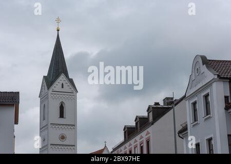 Leonhardi Kirche an der Amper in der bayerischen Stadt Fürstenfeldbruck an bewölktem Tag Stockfoto