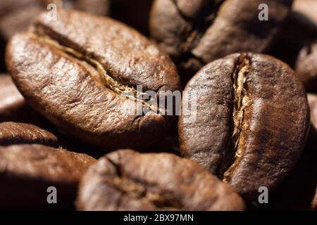 Braun geröstete Kaffeebohnen Nahaufnahme Makroaufnahme natürliche Lebensmittel Hintergrund, selektiver Fokus, geringe Schärfentiefe. Stockfoto