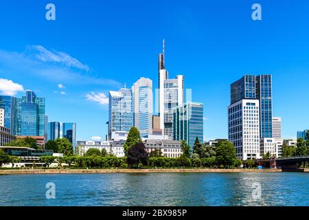 Schöner Blick auf die Skyline von Frankfurt am Main mit blauem Himmel, Wolken, Main im Frühling. Hessen, Hessen, Deutschland. Stockfoto