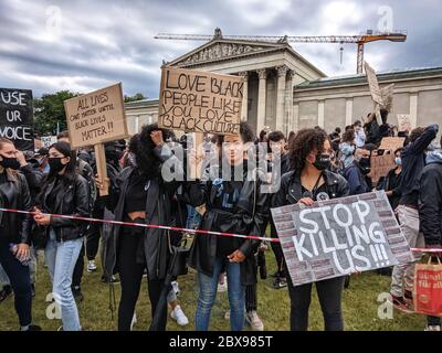 München, Deutschland. Juni 2020. 6. Juni 2020, München, Bayern, Deutschland: Solidarität mit den George Floyd Protesten und der Bewegung Black Lives Matter zeigen, Tausende versammelten sich auf MunichÃ¢â‚¬â„¢dem Königsplatz und in ganz Deutschland zu stillen Protesten, um gegen Polizeibrutalität in den Vereinigten Staaten und in Deutschland zu demonstrieren.Ã‚Â Ã‚Â George Floyd wurde in Minneapolis von der Polizei getötet, die Proteste, Unruhen und Polizeiaktionen in den Vereinigten Staaten und der Welt auslöste. Quelle: ZUMA Press, Inc./Alamy Live News Stockfoto