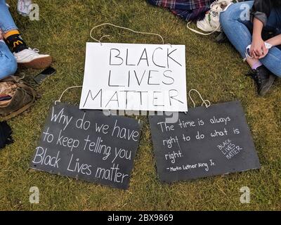 München, Deutschland. Juni 2020. 6. Juni 2020, München, Bayern, Deutschland: Solidarität mit den George Floyd Protesten und der Bewegung Black Lives Matter zeigen, Tausende versammelten sich auf MunichÃ¢â‚¬â„¢dem Königsplatz und in ganz Deutschland zu stillen Protesten, um gegen Polizeibrutalität in den Vereinigten Staaten und in Deutschland zu demonstrieren.Ã‚Â Ã‚Â George Floyd wurde in Minneapolis von der Polizei getötet, die Proteste, Unruhen und Polizeiaktionen in den Vereinigten Staaten und der Welt auslöste. Quelle: ZUMA Press, Inc./Alamy Live News Stockfoto