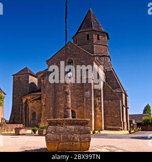 Die Kirche von Sainte Marie ehemalige Benediktinerkloster in Saint-Robert, Correze, Frankreich Stockfoto