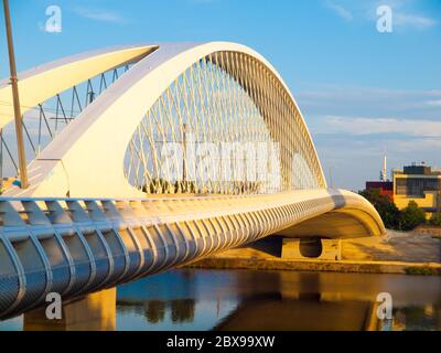 Neue und moderne Trojabrücke über Moldau in Holesovice, Prag, Tschechische Republik. Stockfoto